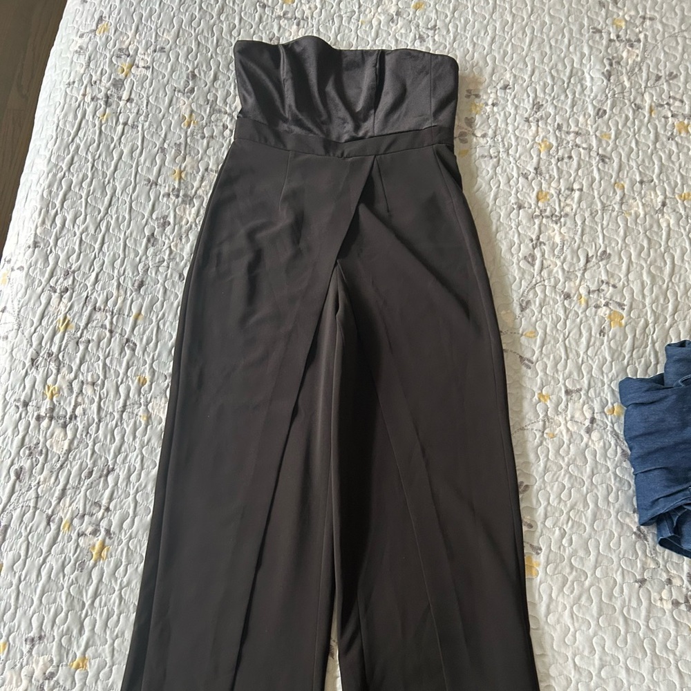 Like new jumpsuit. Wore it once for a dinner. It’s beautiful and very comfortabl